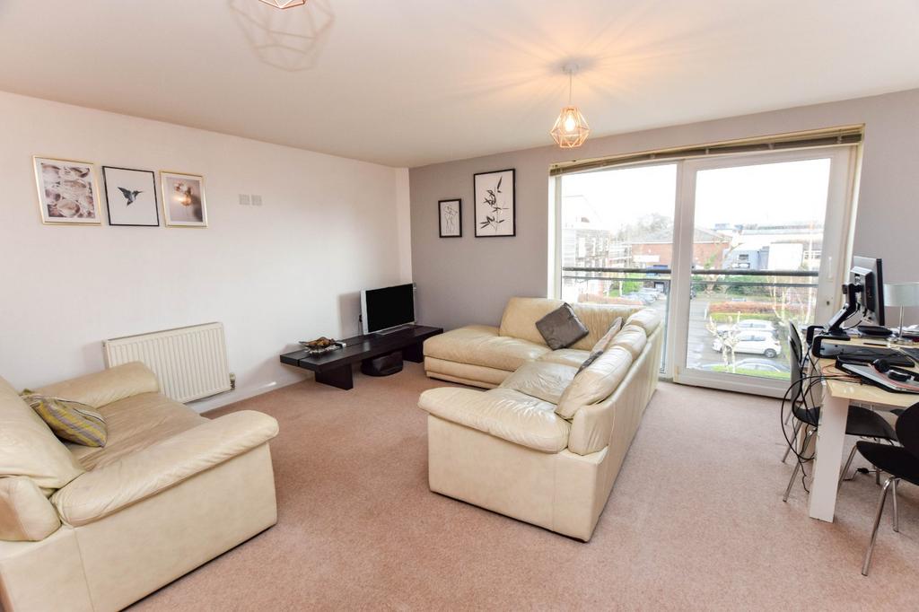 Romana Square, Timperley, Altrincham... 2 bed flat £1,250 pcm (£288 pw)