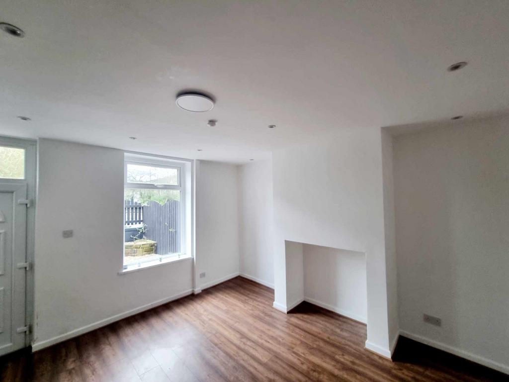 Wakefield Road, Bradford, BD4 2 bed terraced house for sale £120,000