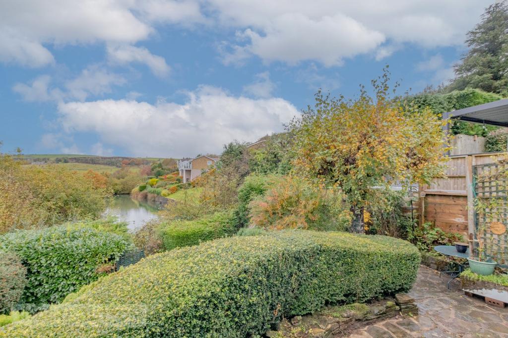 Nudger Green, Dobcross, Saddleworth, OL3 3 bed bungalow £435,000