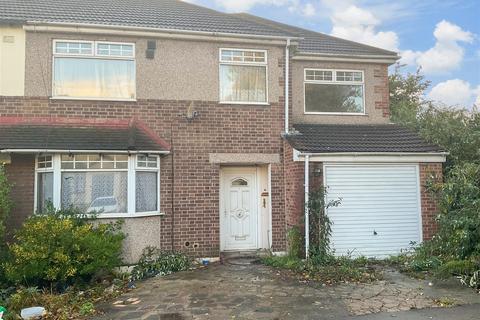 43 Thurso Close, Romford, RM3 0YR