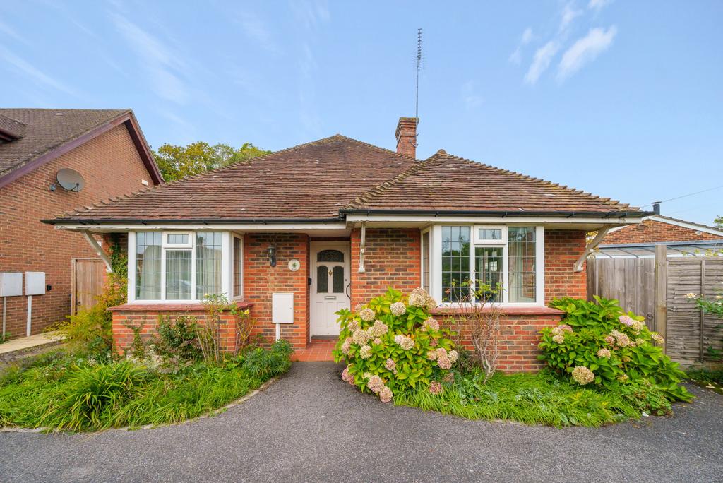 New Park Road, Cranleigh, GU6 2 bed bungalow for sale £525,000