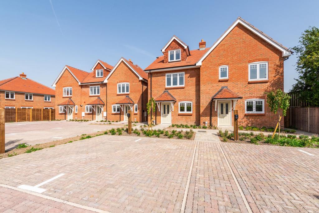 Grove Lane, Great Kimble, Aylesbury, Buckinghamshire, HP17 3 bed semi