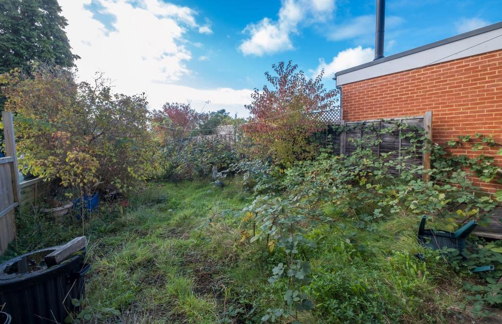 114 Boxalls Lane, Aldershot... 3 bed semidetached house £220,000