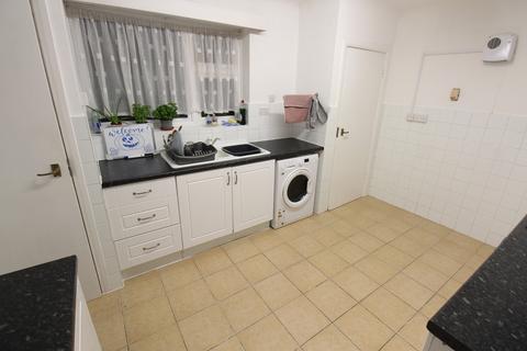 3 bedroom ground floor flat to rent, Bassett Avenue