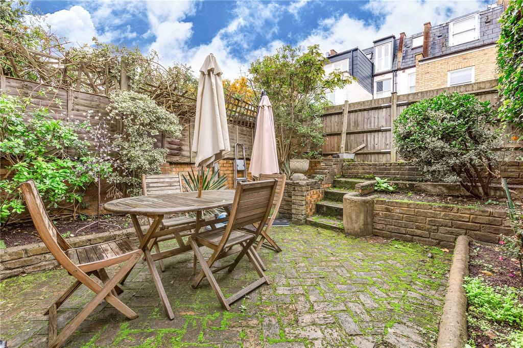 Broughton Road, Fulham, London 4 bed terraced house to rent £4,500