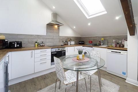 2 bedroom flat to rent, North Lane, Leeds