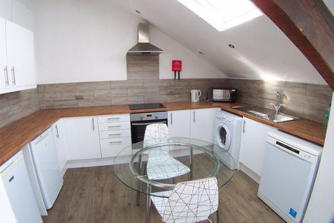 2 bedroom flat to rent, North Lane, Leeds
