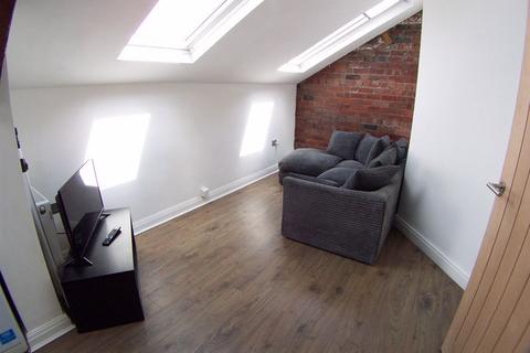 2 bedroom flat to rent, North Lane, Leeds