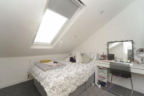 2 bedroom flat to rent, North Lane, Leeds