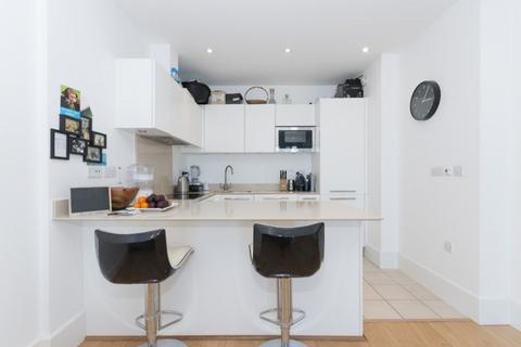 2 bedroom flat to rent, Ensign House, London SW18