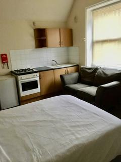 Studio to rent - Strensham Hill, Birmingham B13