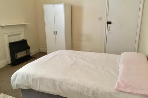 Studio to rent - Strensham Hill, Birmingham B13