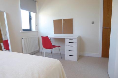 4 bedroom flat to rent, Newsome, Huddersfield HD4