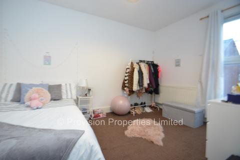2 bedroom terraced house to rent, Kelsall Avenue, Hyde Park LS6