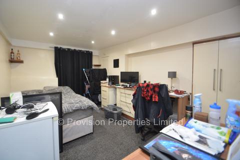 3 bedroom flat to rent, Regent Park Terrace, Hyde Park LS6
