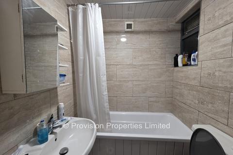 3 bedroom flat to rent, Regent Terrace, Hyde Park LS6