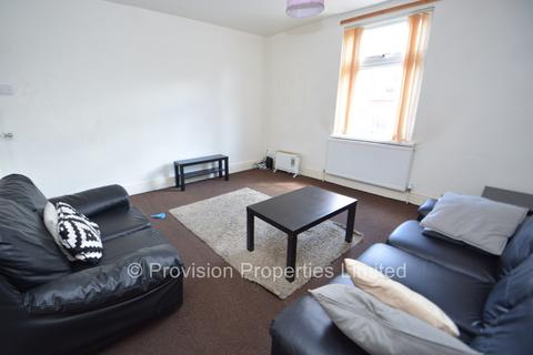 2 bedroom end of terrace house to rent, Harold Walk, Hyde Park LS6