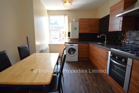 2 bedroom end of terrace house to rent, Harold Walk, Hyde Park LS6