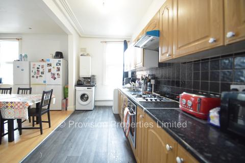 6 bedroom detached house to rent, Regent Terrace, Hyde Park LS6