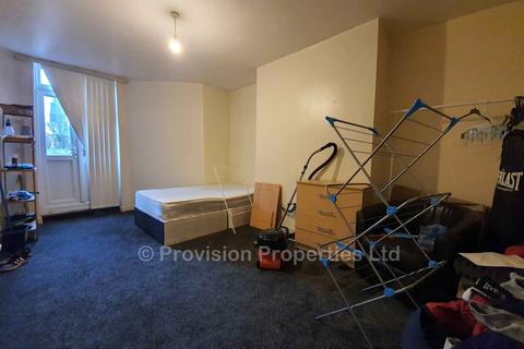 3 bedroom flat to rent, Cardigan Road, Headingley LS6