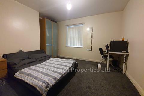 3 bedroom flat to rent, Cardigan Road, Headingley LS6