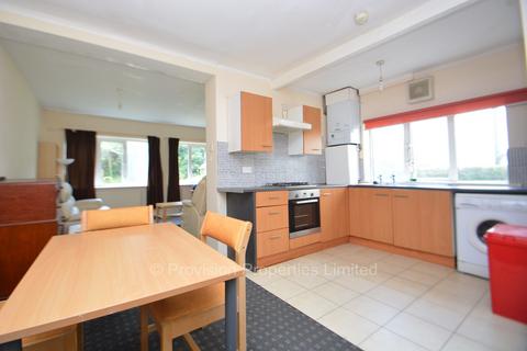 4 bedroom terraced house to rent - Trenic Crescent, Hyde Park LS6