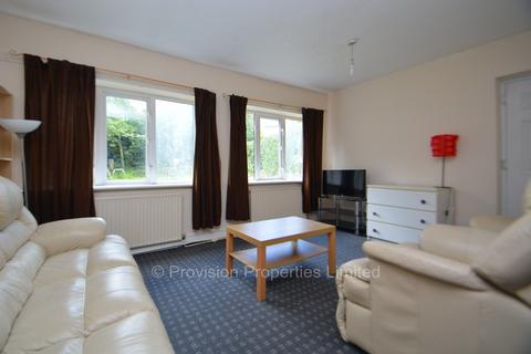 4 bedroom terraced house to rent - Trenic Crescent, Hyde Park LS6