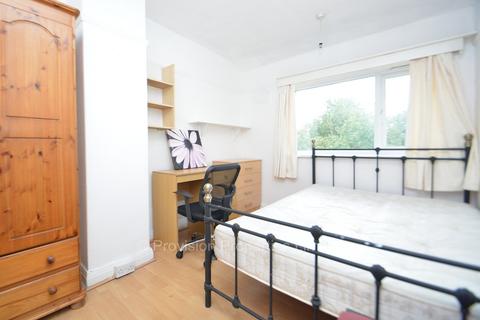 4 bedroom terraced house to rent - Trenic Crescent, Hyde Park LS6