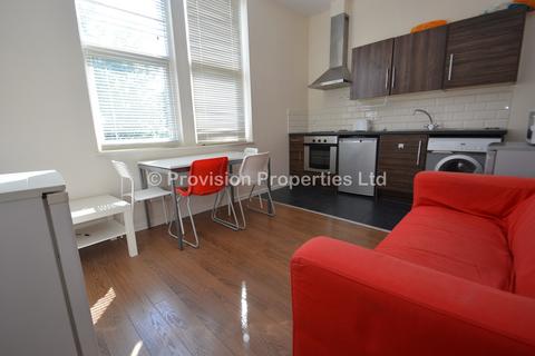 3 bedroom flat to rent, Moorland Avenue, Hyde Park LS6