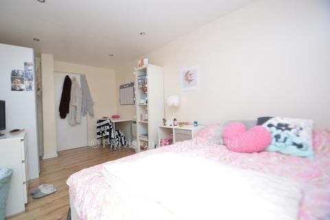 3 bedroom flat to rent, Moorland Avenue, Hyde Park LS6