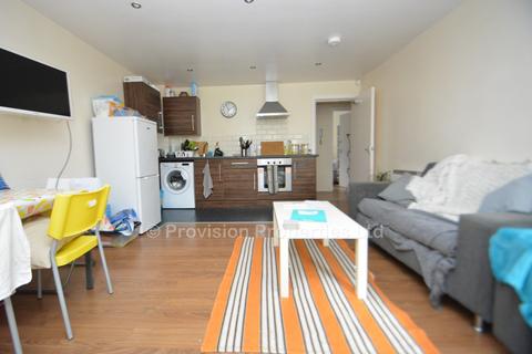 3 bedroom flat to rent, Moorland Avenue, Hyde Park LS6