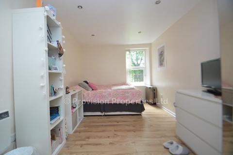 3 bedroom flat to rent, Moorland Avenue, Hyde Park LS6