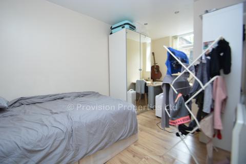 3 bedroom flat to rent, Moorland Avenue, Hyde Park LS6