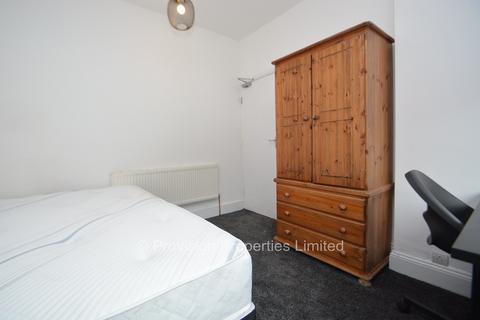 4 bedroom townhouse to rent, Park View Road, Burley LS4