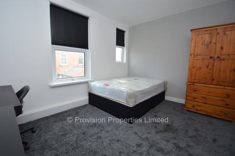 4 bedroom townhouse to rent, Park View Road, Burley LS4