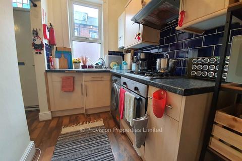 2 bedroom terraced house to rent, Harold View, Hyde Park LS6