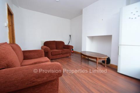 2 bedroom end of terrace house to rent, Autumn Terrace, Hyde Park LS6