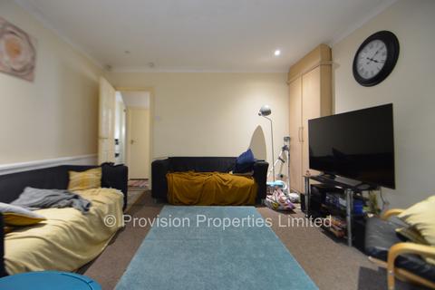 3 bedroom terraced house to rent, St Michaels Lane, Headingley LS6