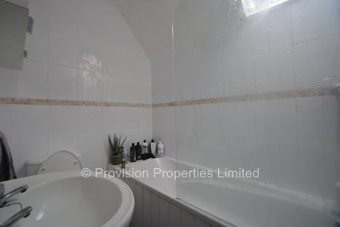 3 bedroom terraced house to rent, St Michaels Lane, Headingley LS6