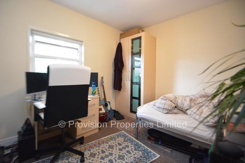 3 bedroom terraced house to rent, St Michaels Lane, Headingley LS6