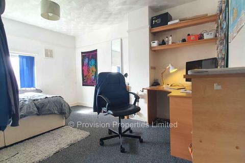 3 bedroom terraced house to rent, Hessle Avenue, Hyde Park LS6
