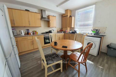 4 bedroom terraced house to rent, Harold Mount, Hyde Park LS6