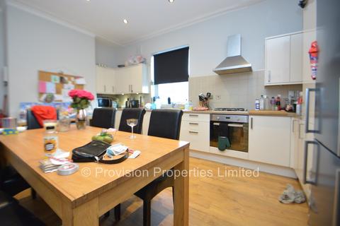 6 bedroom terraced house to rent, Carberry Road, Hyde Park LS6