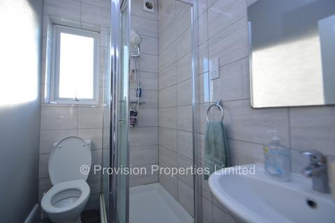 6 bedroom terraced house to rent, Carberry Road, Hyde Park LS6