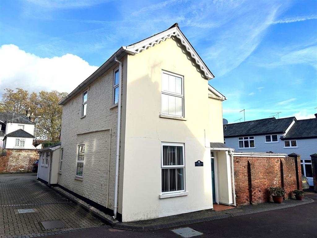 Long Garden Walk, Farnham 2 bed property for sale £250,000