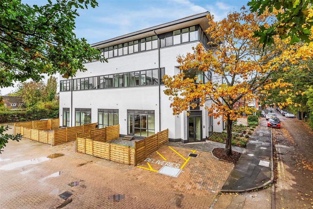 LEATHERHEAD KT22 1 bed apartment £260,000