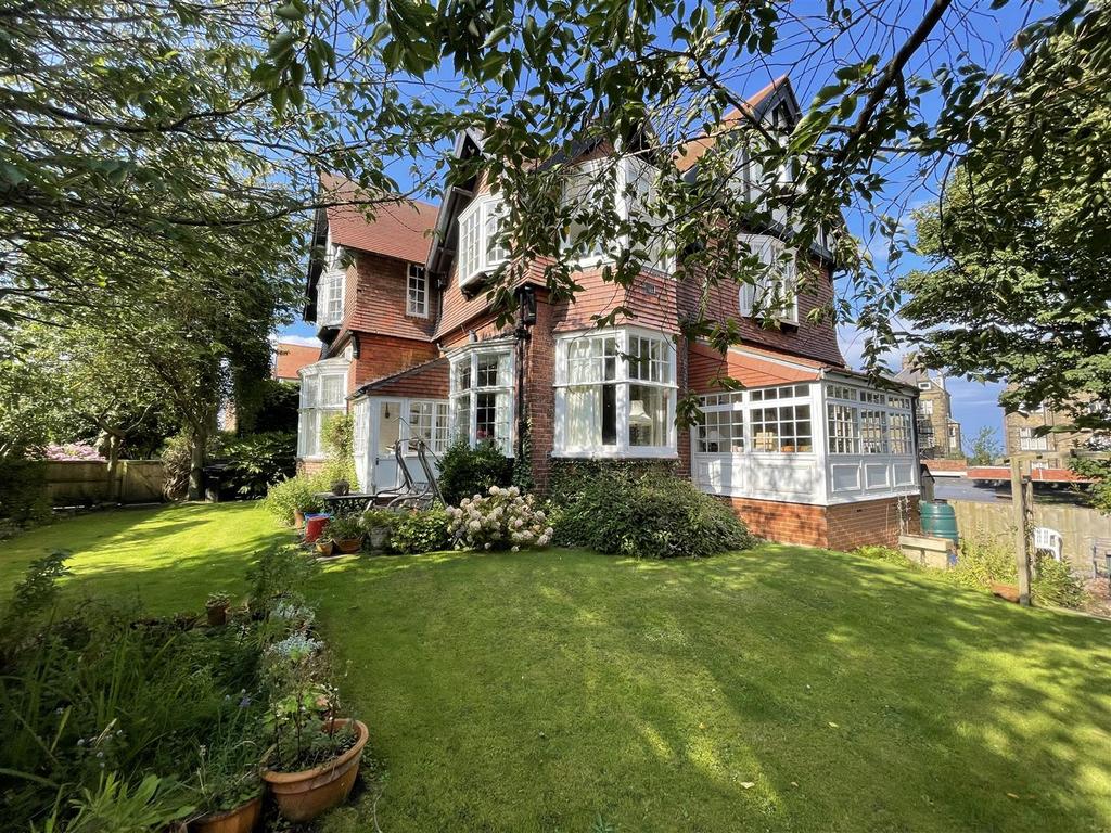 Holbeck Hill, Scarborough YO11 3 bed apartment for sale £210,000