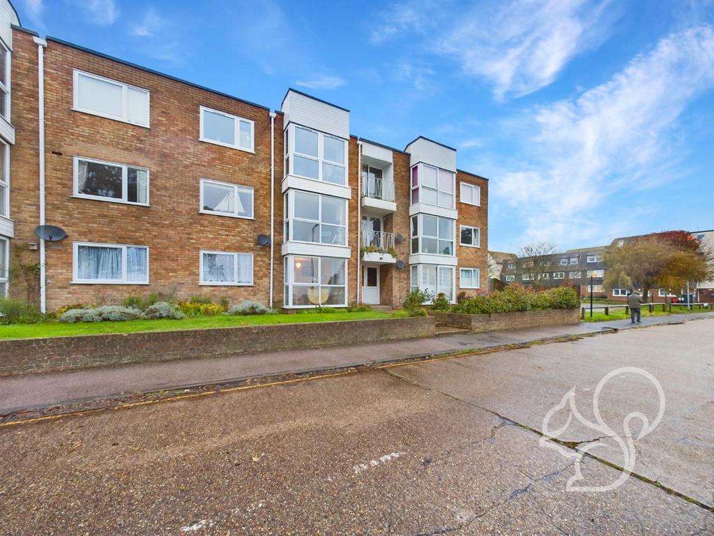 Victoria Esplanade, West Mersea 2 bed apartment to rent £950 pcm (£