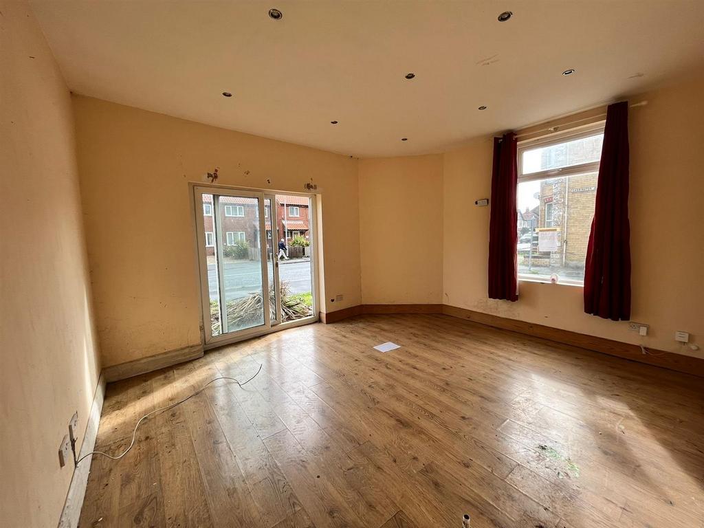 Cliff Road, Hornsea 4 bed end of terrace house for sale £100,000