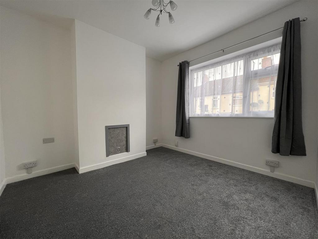 Dryden Street, Swindon SN1 2 bed terraced house £1,200 pcm (£277 pw)